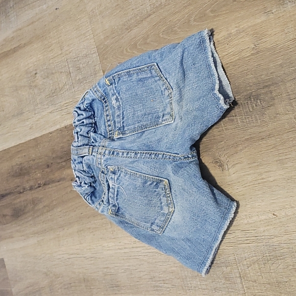 Baby gap 1963 - blue Jean Ripped Shorts.  elastic waist. Size: 6-12months - Picture 3 of 3